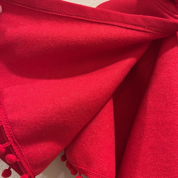 Girls hooded red cape with tassels - Picture 3 of 5